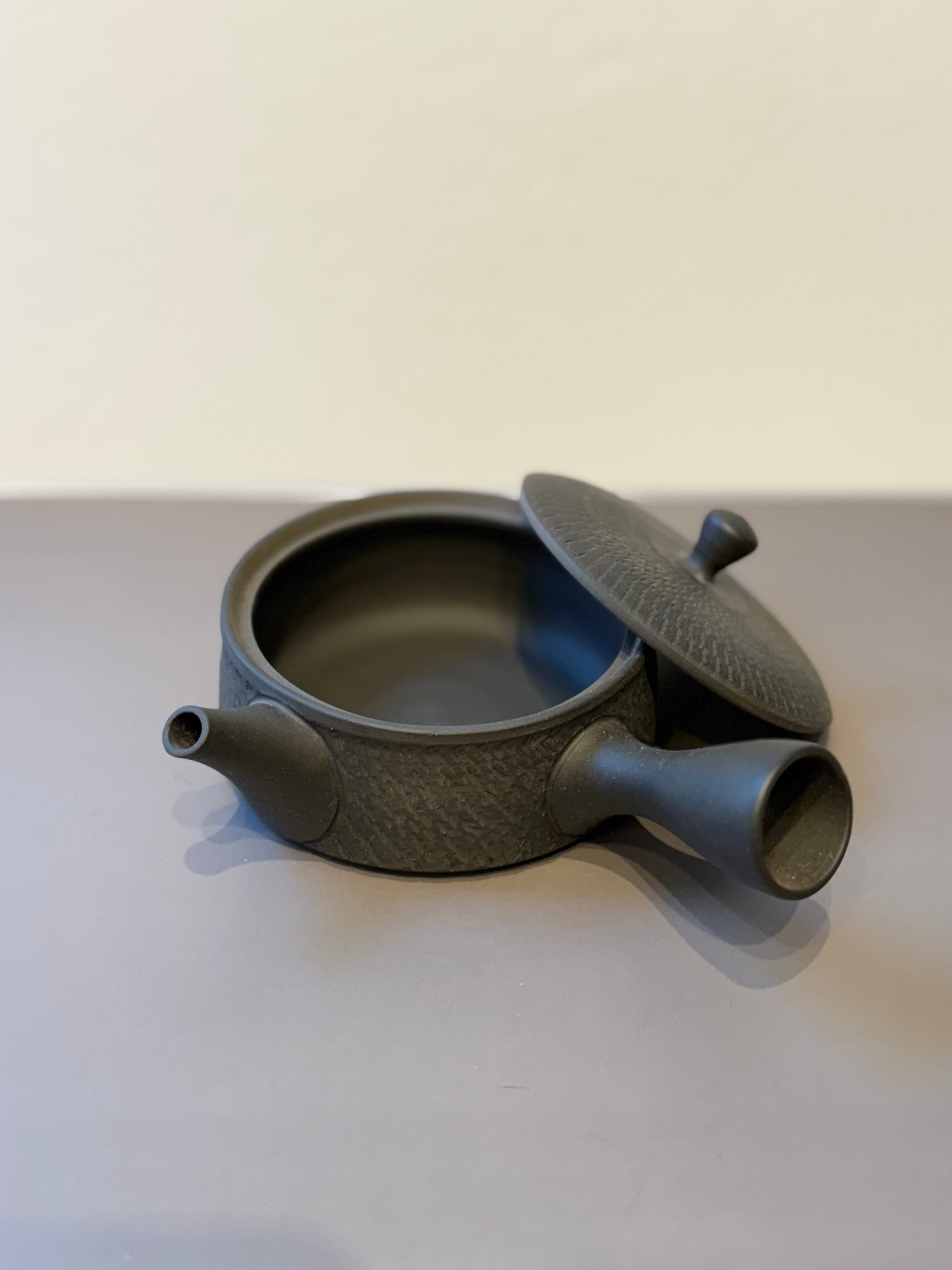 Tokoname Chaki (Teapot)玉光黒泥平型ビリ急須 – JAZOO'S JAPAN